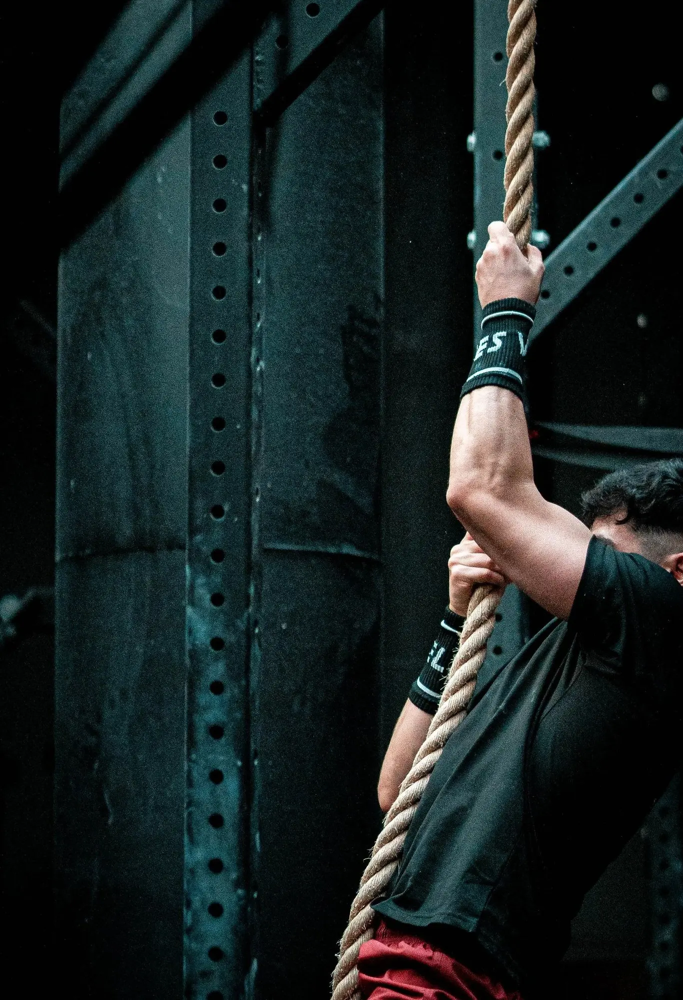 Persona subiendo la cuerda en CrossFit Diagonal