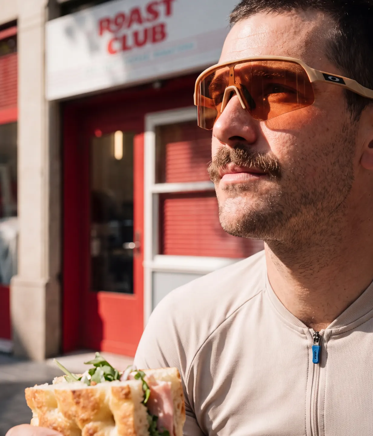 Cliente con gafas de sol frente al local de Roast Club
