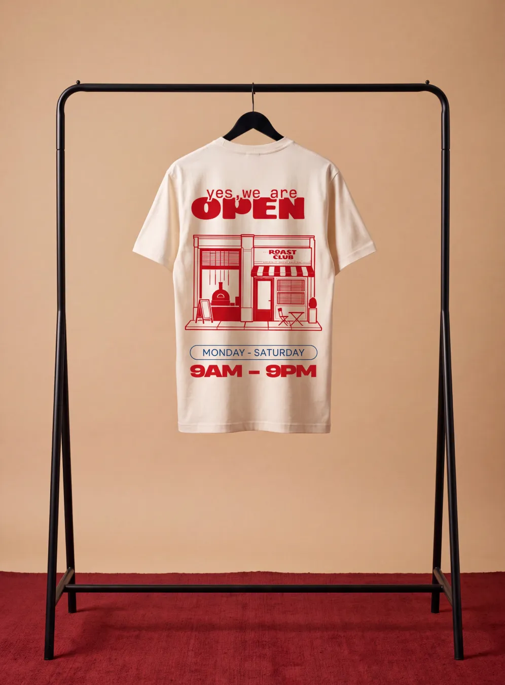 Camiseta OPEN en un perchero