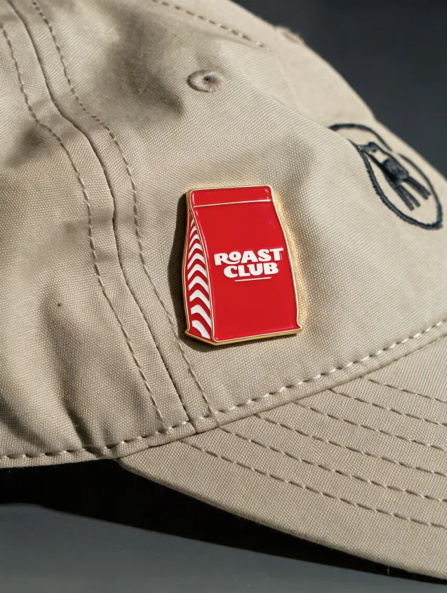 Pin de Roast Club en una gorra