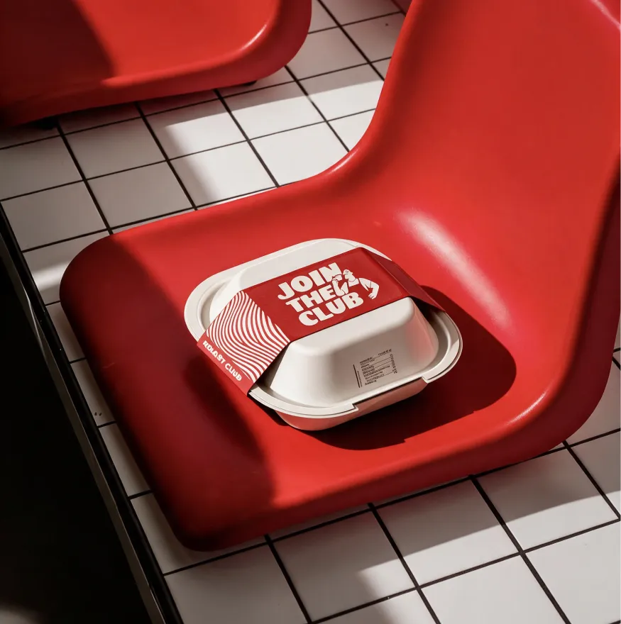 Caja de takeaway sobre una silla roja