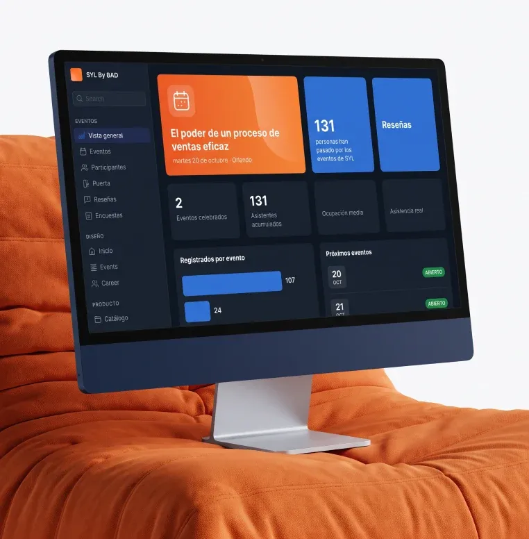 Pantalla con el panel de SYL sobre un puf naranja